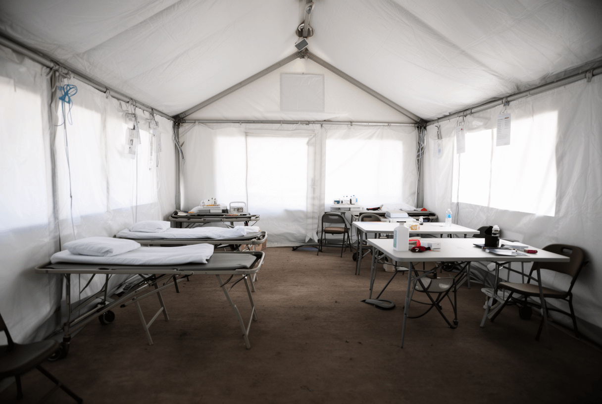 intérieur tente humanitaire aménagée en poste médical